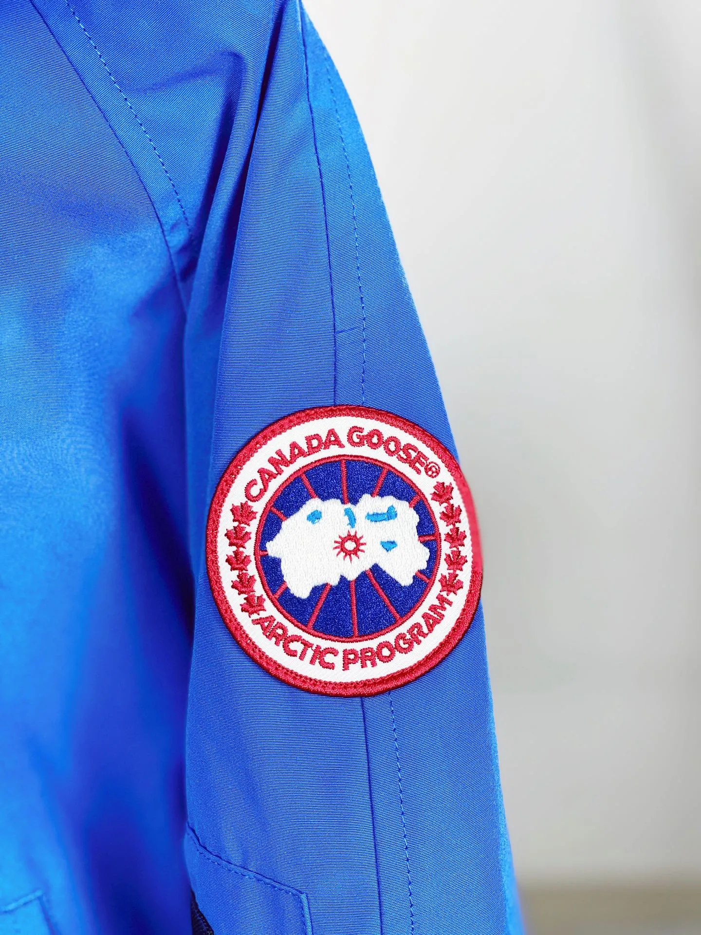P780 Canada goose/Canada Goose Chilliwack 01 bomber jacket down jacket, authentic original clothing mold, all accessories are customized from the original factory. 💯The softness of the fabric is compared with the original product, and it can be restored by kneading at will (fabric misunderstanding: it is not a high-hardness fabric that is waterproof. Only those who buy the latest authentic version this year will notice the softness and comfort of the fabric) 💯The down is synchronized with the authentic white duck down, fluffy and not clumps, electronically controlled down filling machine. 💯Customized authentic YKK zipper pullers, high hardness and no jamming 💯The fur collar is custom-made from coyote skins in western Canada, the original version has the same origin 💯All workmanship and wiring are controlled by workers with more than ten years of service. They must be horizontal and vertical, and are not crooked. The inner wiring density is more sophisticated. Feel free to compare 💯Goose logo on sleeves, collar label, washed label, hangtag, zipper cord, pocket label, cuff thread, hem thread All details are updated simultaneously with the original product. The best version with the most complete colors. Sizes: XS-XXL (size chart attached below)